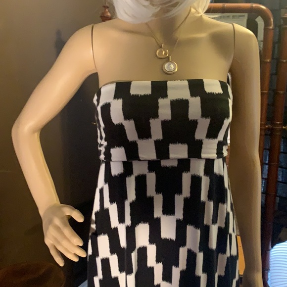 BLACK & WHITE STRAPLESS MAXI DRESS - Picture 2 of 5